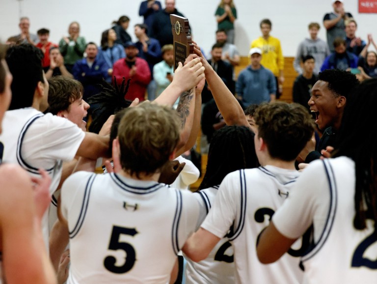 Boys basketball: Holt tops Parkway North to capture first district title in 16 years